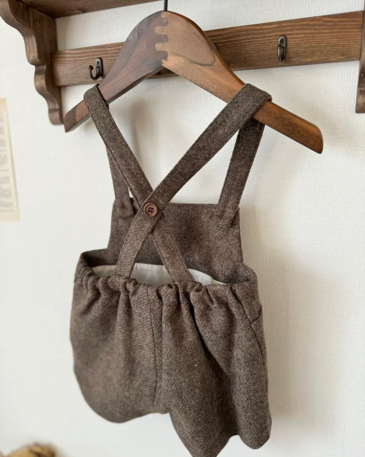 Popelin / Brown woollen short romper suit with pockets