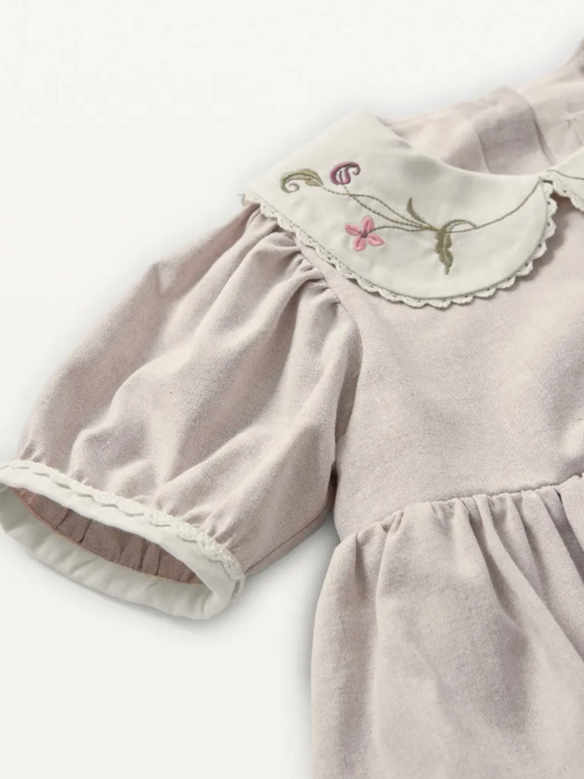 Popelin / Sand romper suit with baby collar