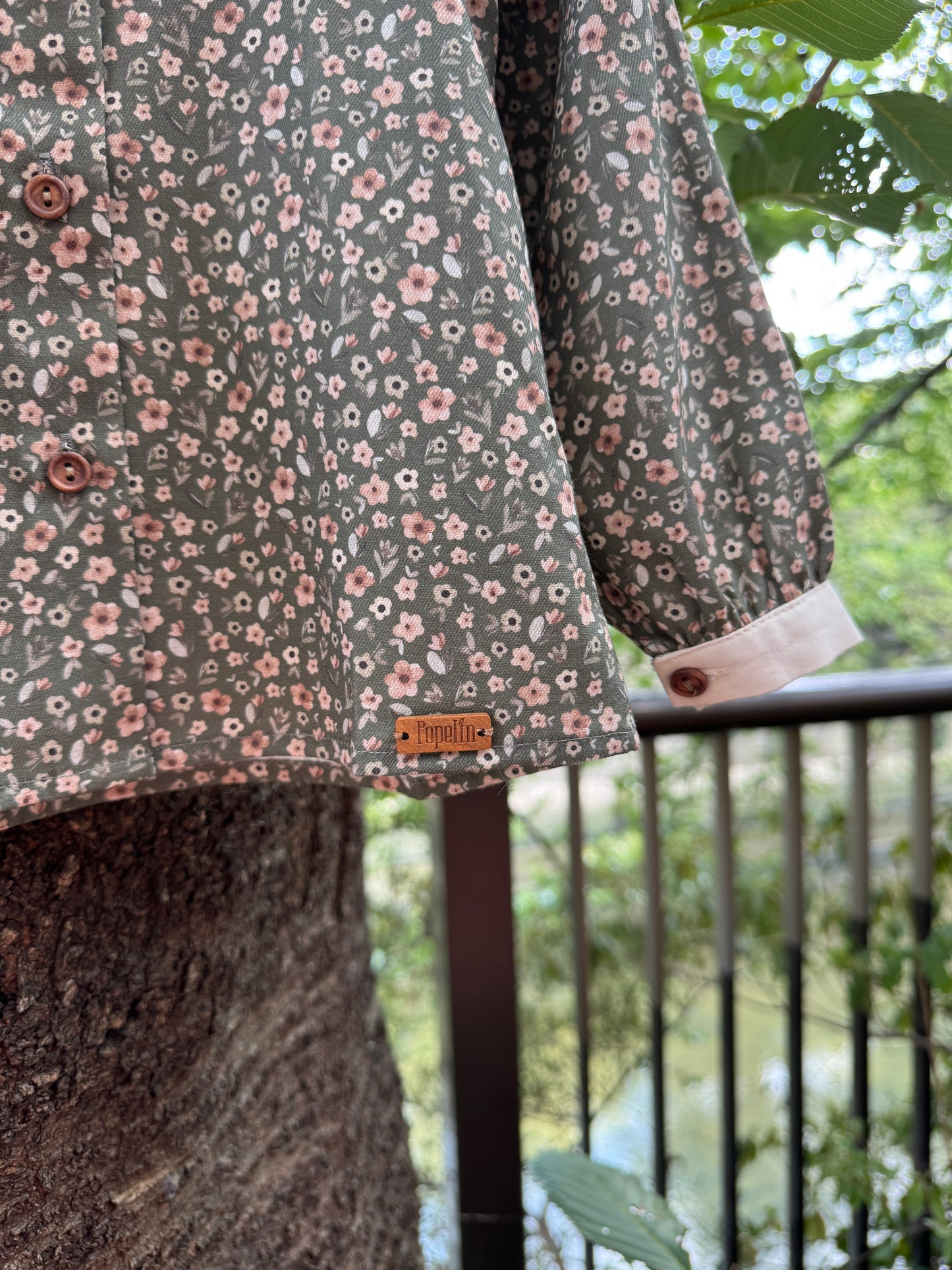 (送料無料)popelin / Green flower print shirt with baby collar and puffed sleeves