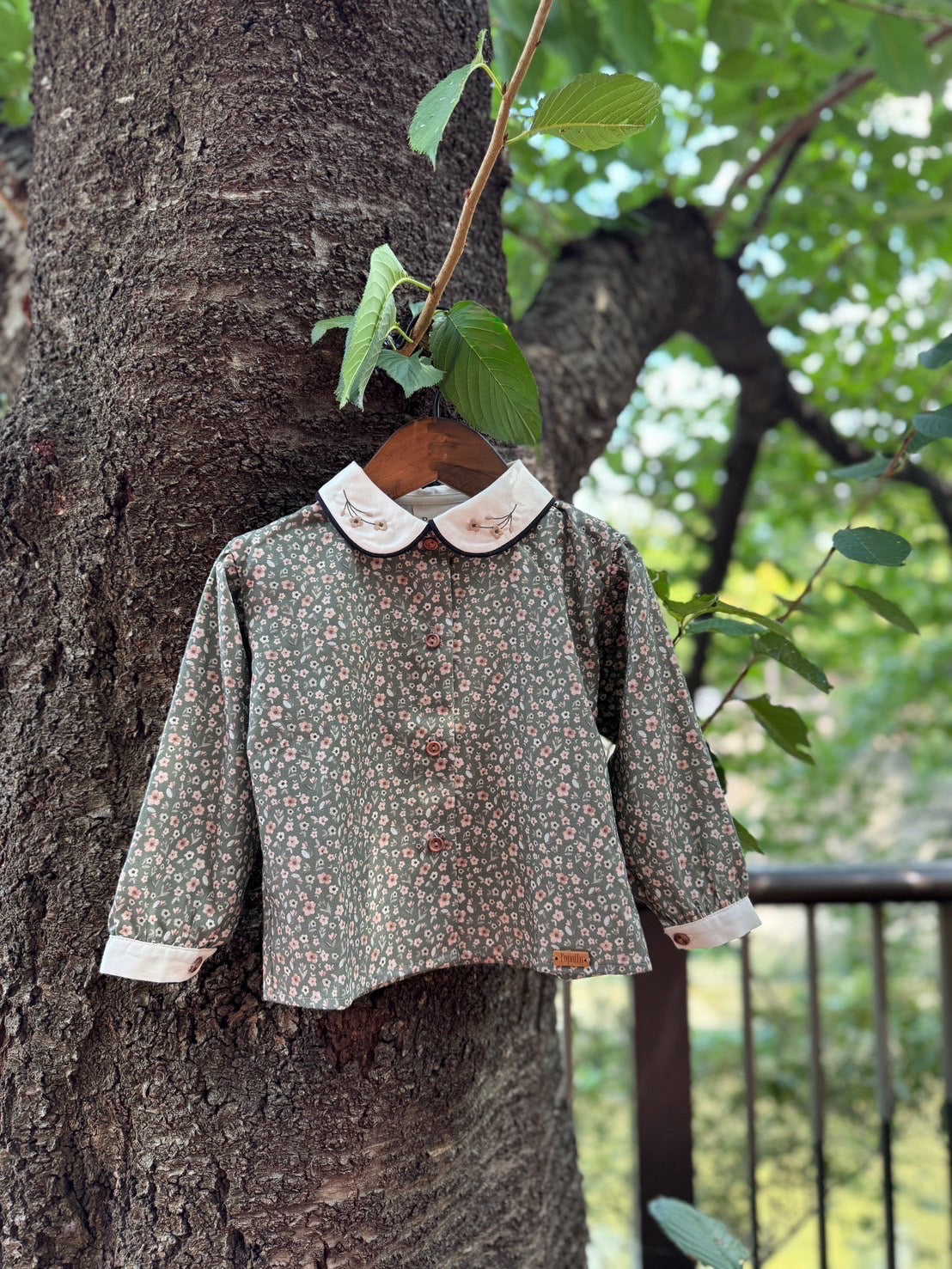 (送料無料)popelin / Green flower print shirt with baby collar and puffed sleeves