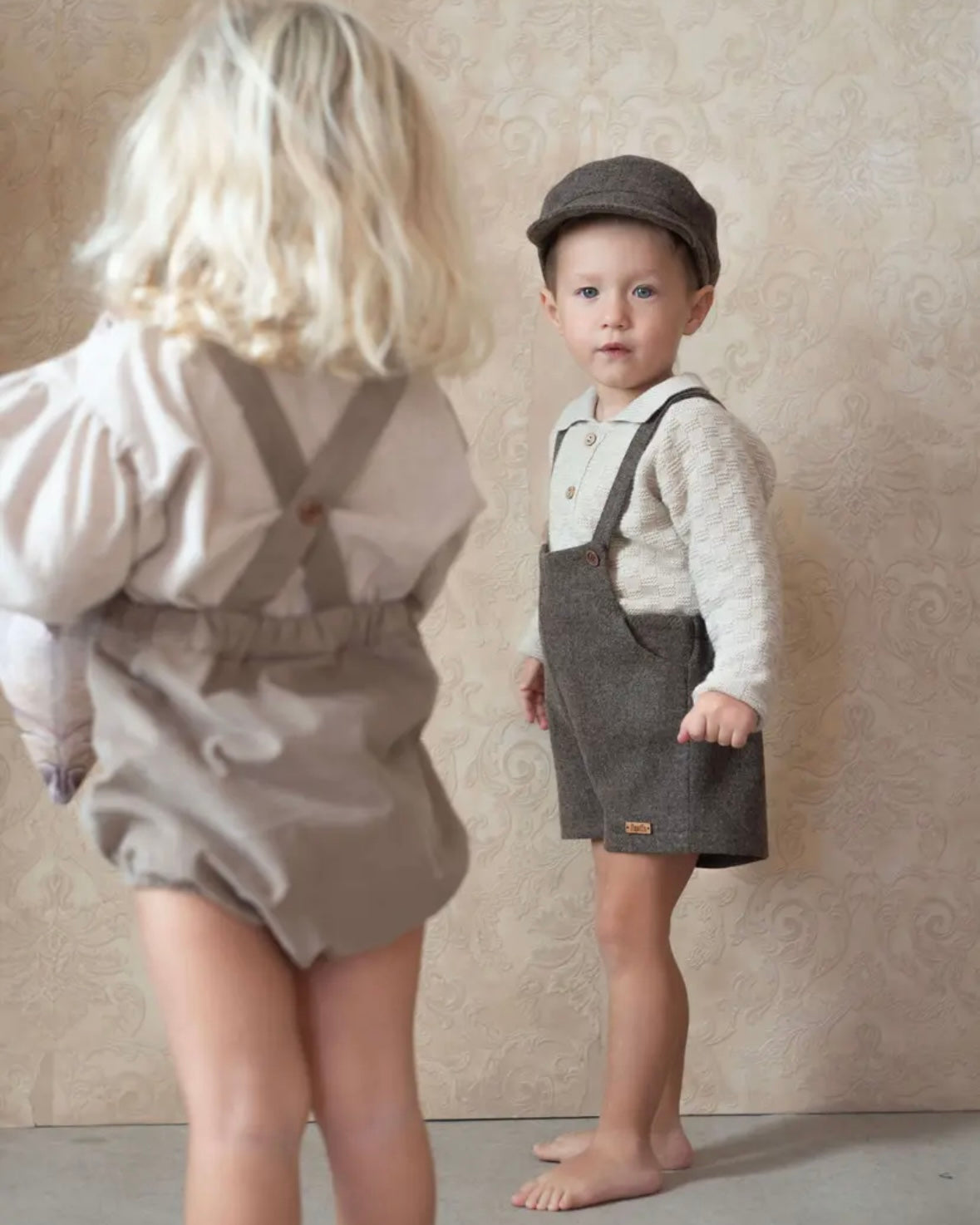 Popelin / Brown woollen short romper suit with pockets