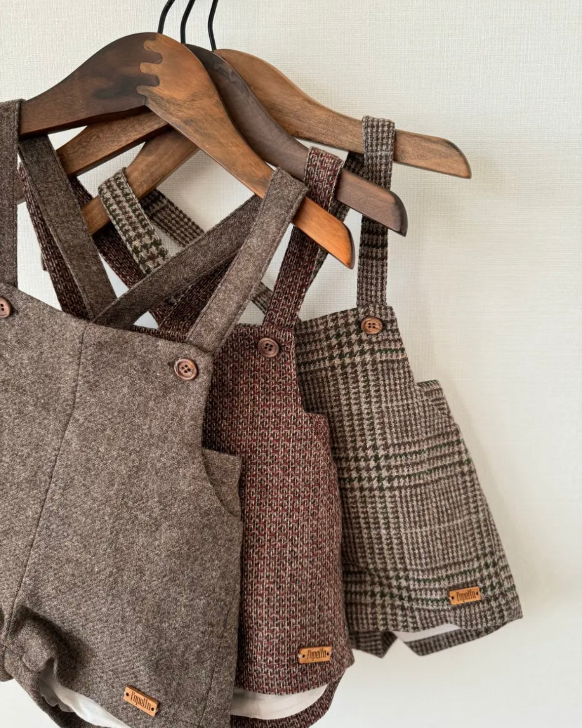 Popelin / Brown woollen short romper suit with pockets