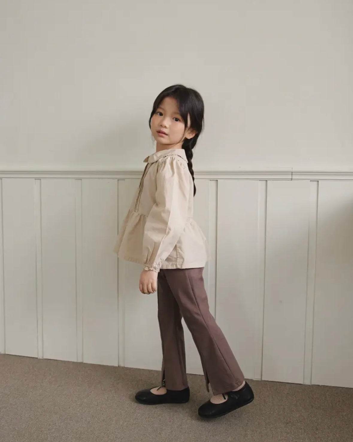 the beige / Front-slit flared pants