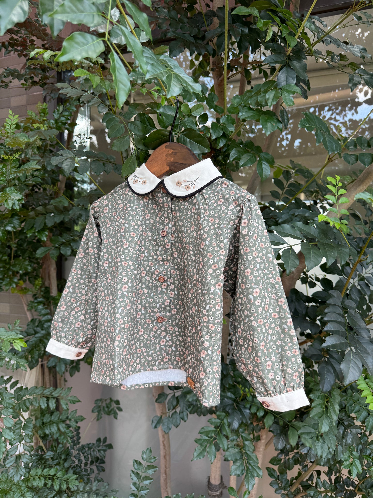 (送料無料)popelin / Green flower print shirt with baby collar and puffed sleeves