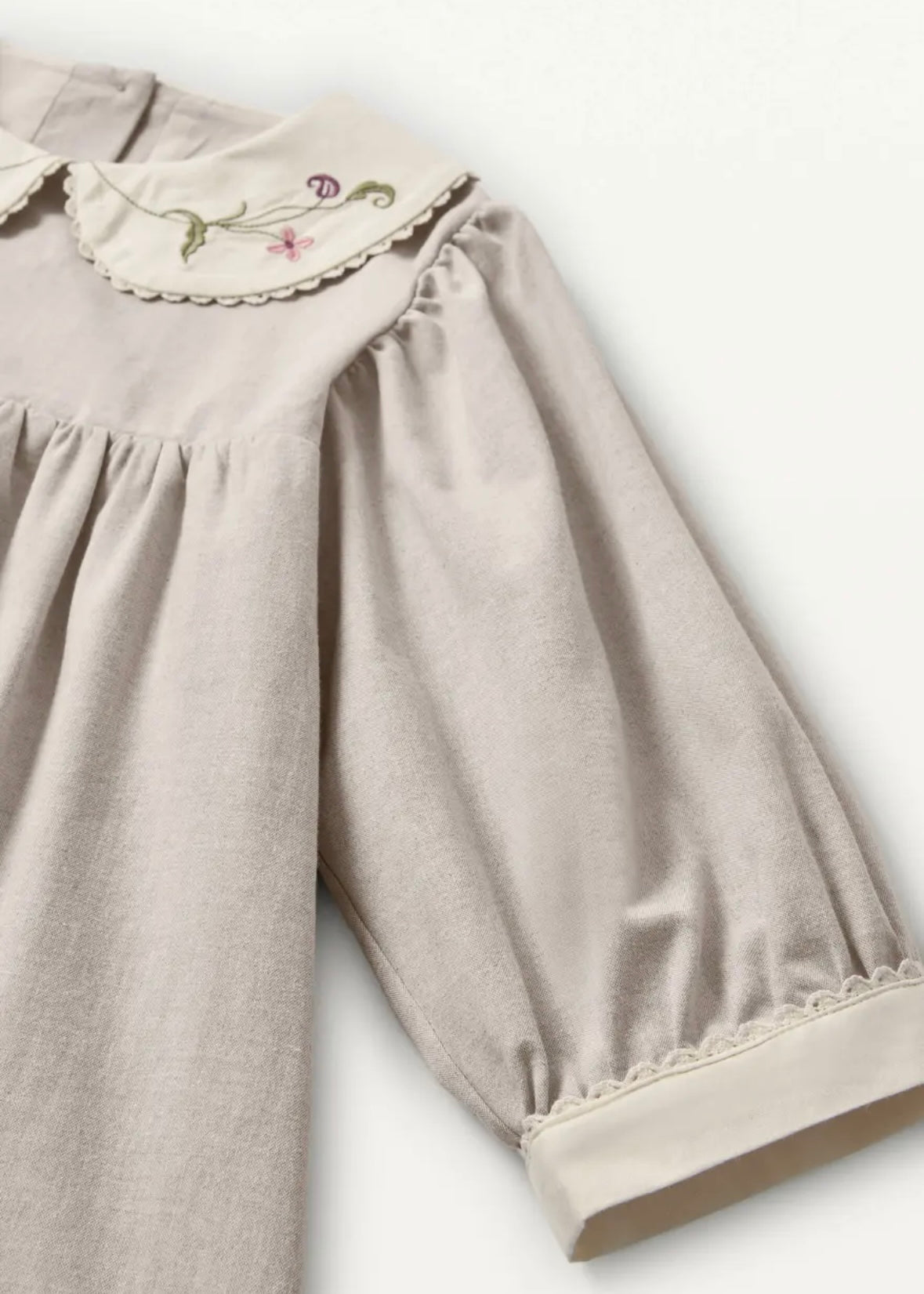 Popelin / Sand dress with embroidered baby collar