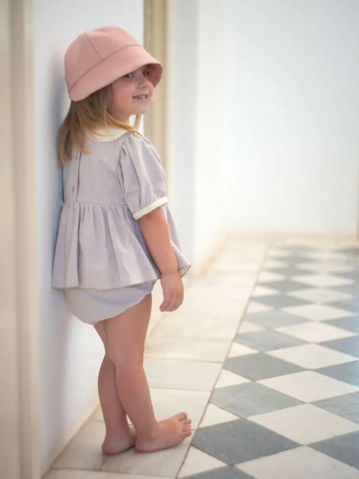 Popelin / Sand romper suit with baby collar