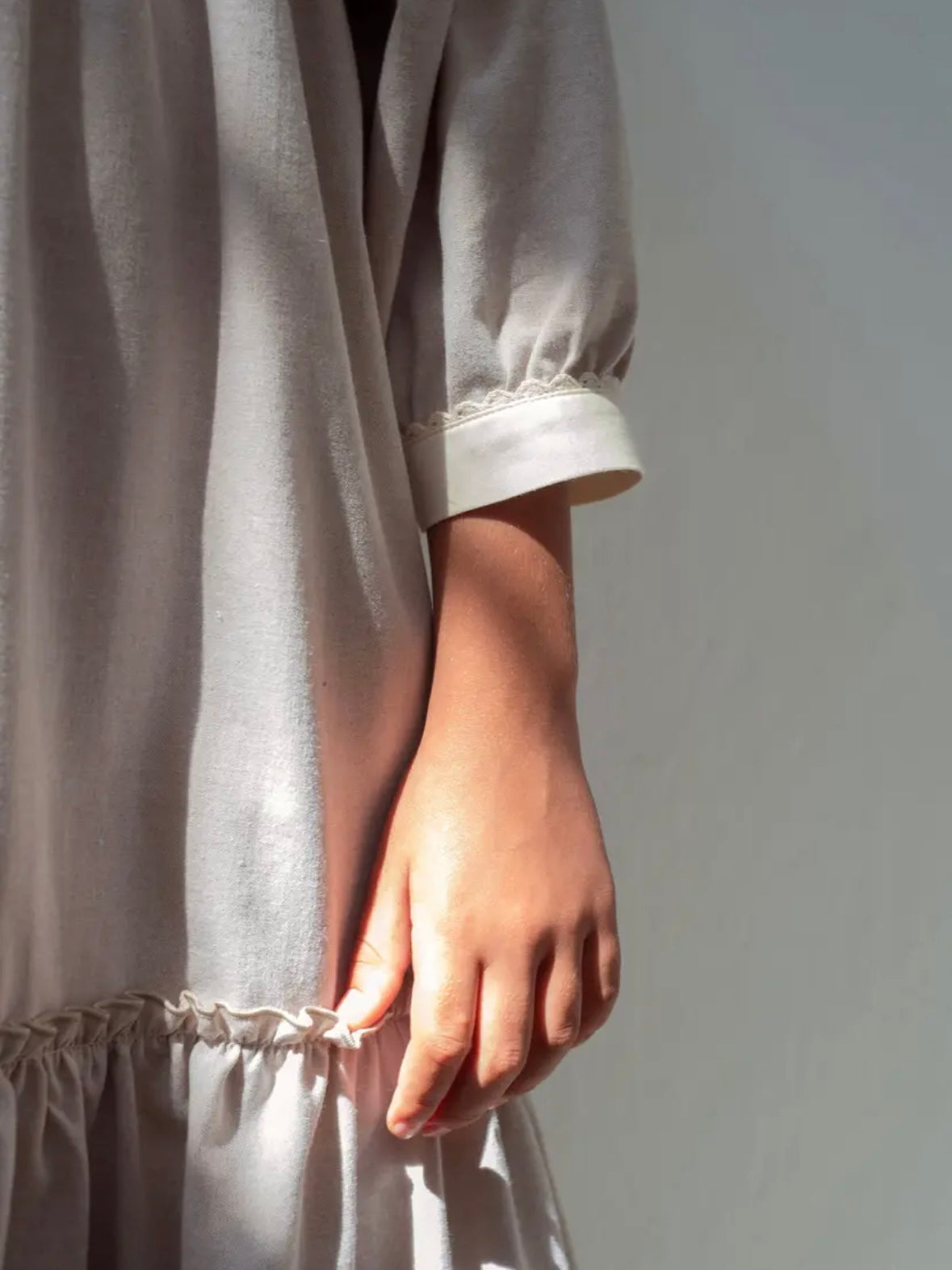 Popelin / Sand dress with embroidered baby collar