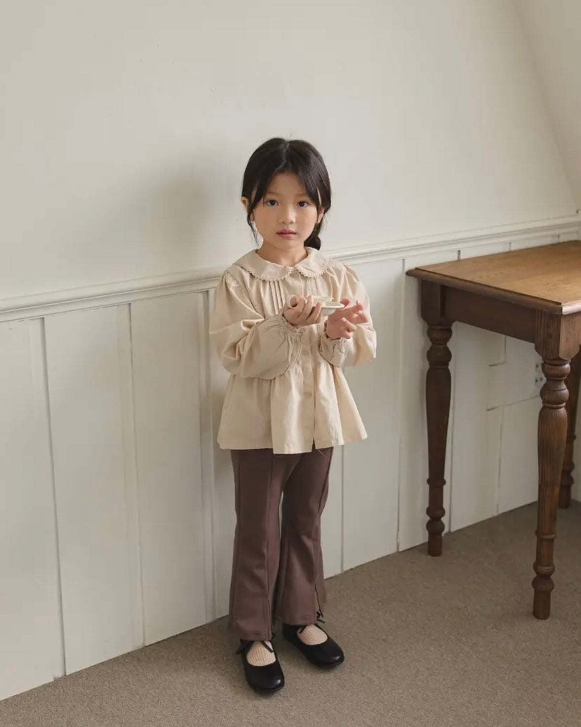 the beige / Front-slit flared pants