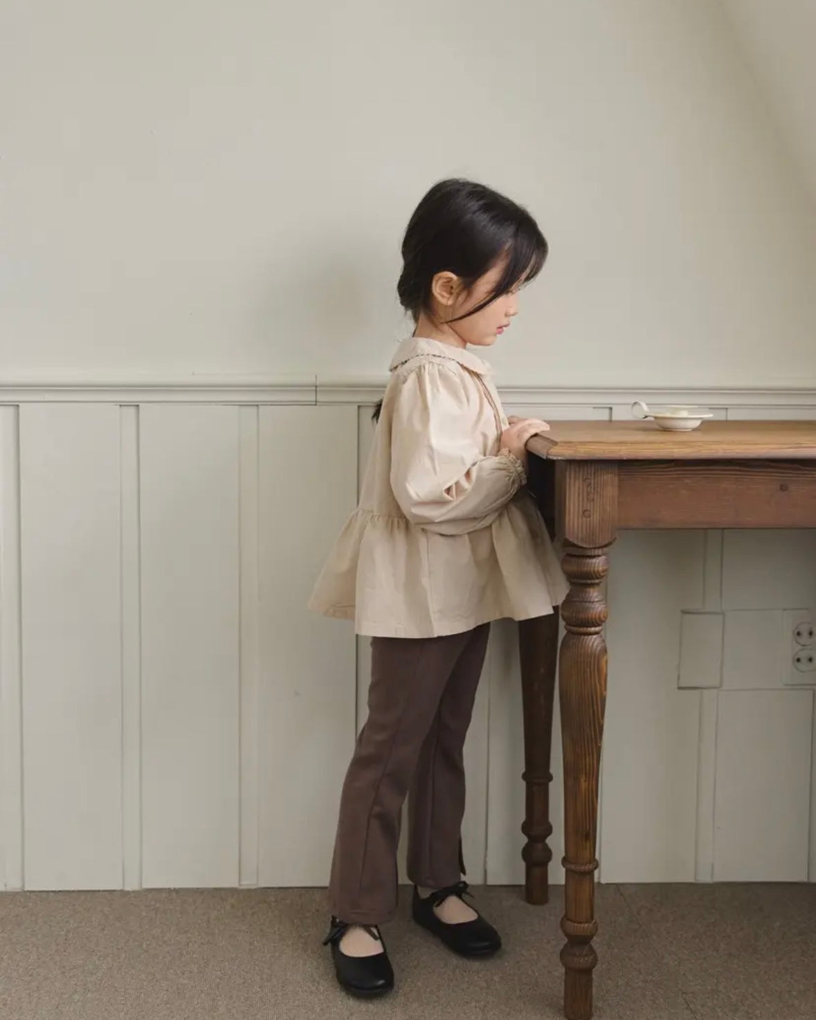 the beige / Front-slit flared pants