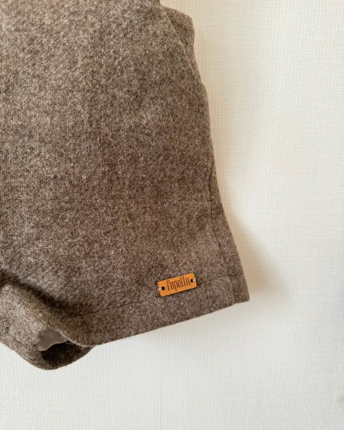 Popelin / Brown woollen short romper suit with pockets