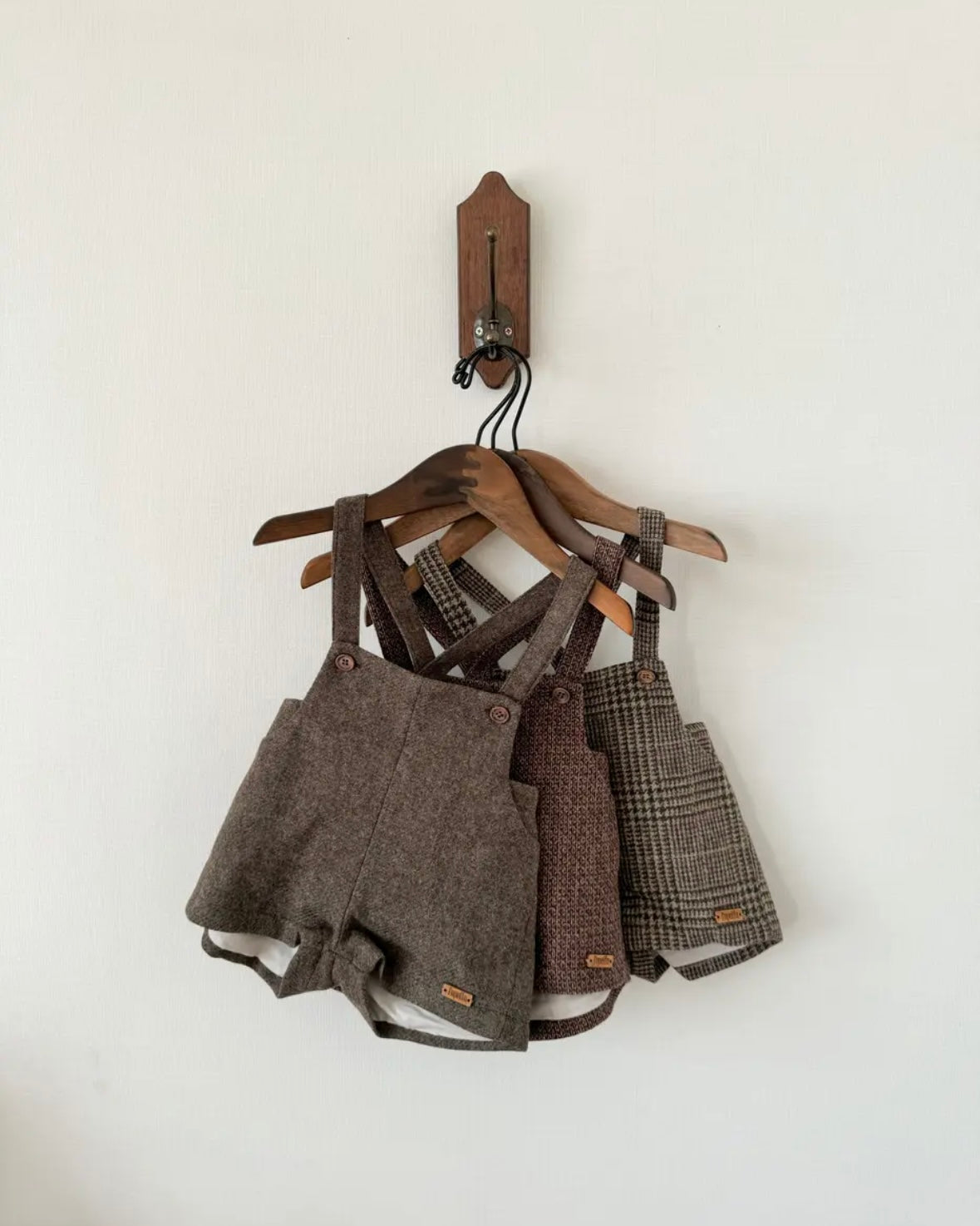 Popelin / Brown woollen short romper suit with pockets