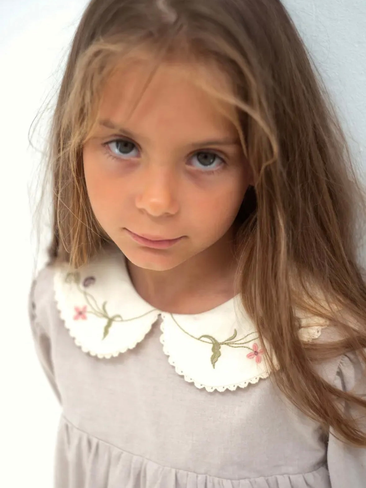 Popelin / Sand dress with embroidered baby collar