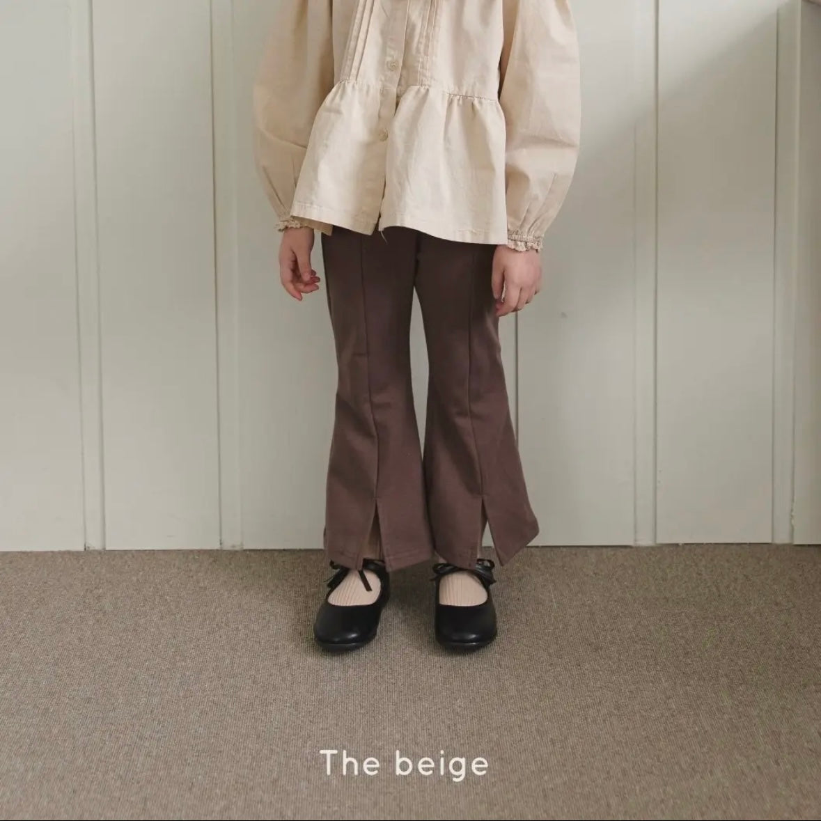 the beige / Front-slit flared pants