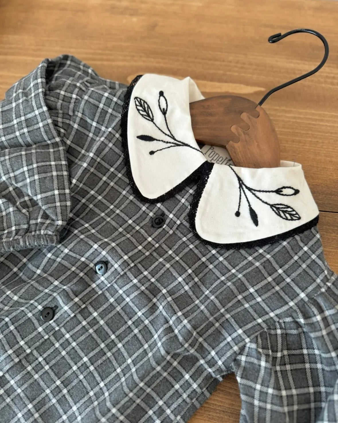 Popelin / Dark grey plaid blouse with embroidered maxi collar