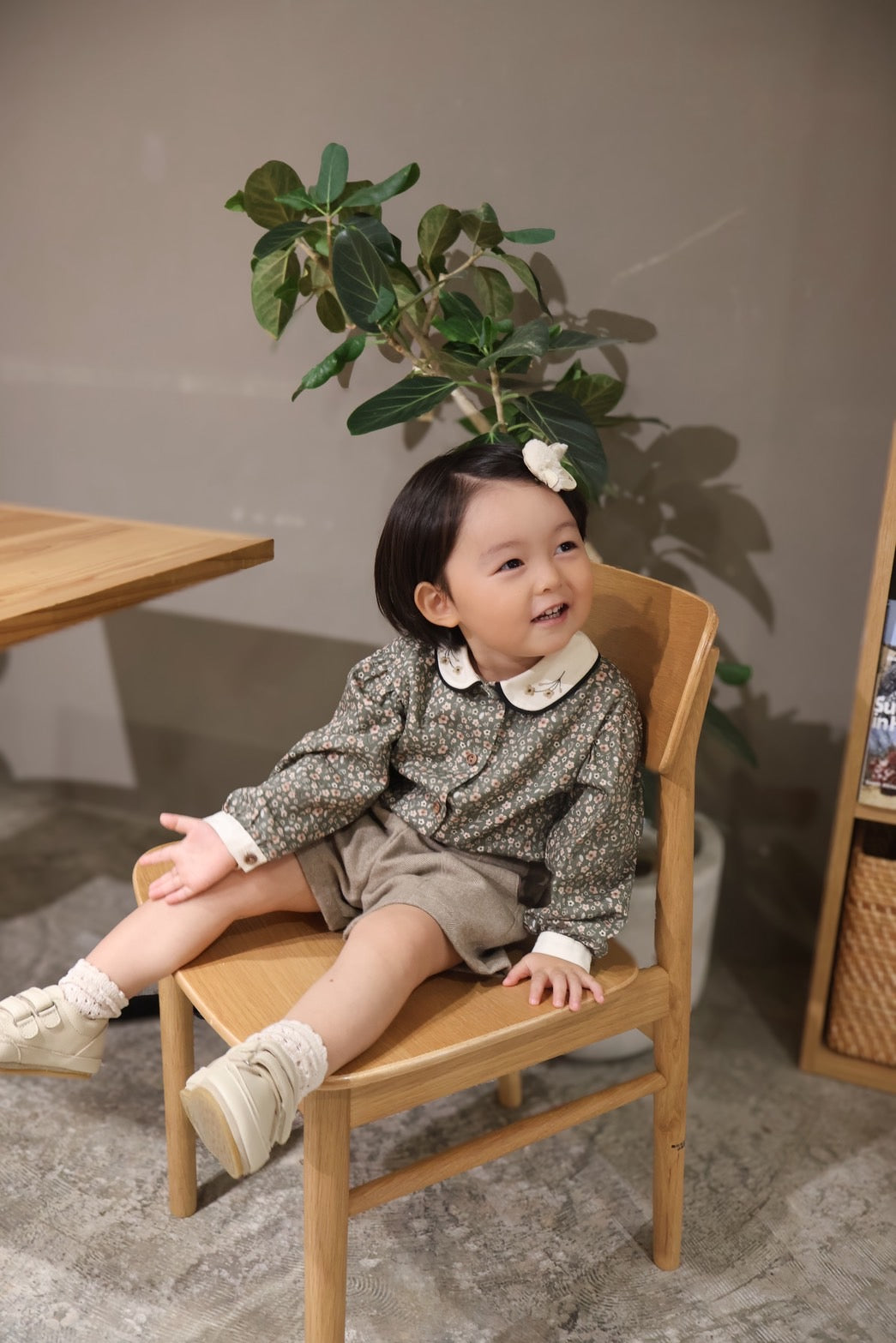(送料無料)popelin / Green flower print shirt with baby collar and puffed sleeves