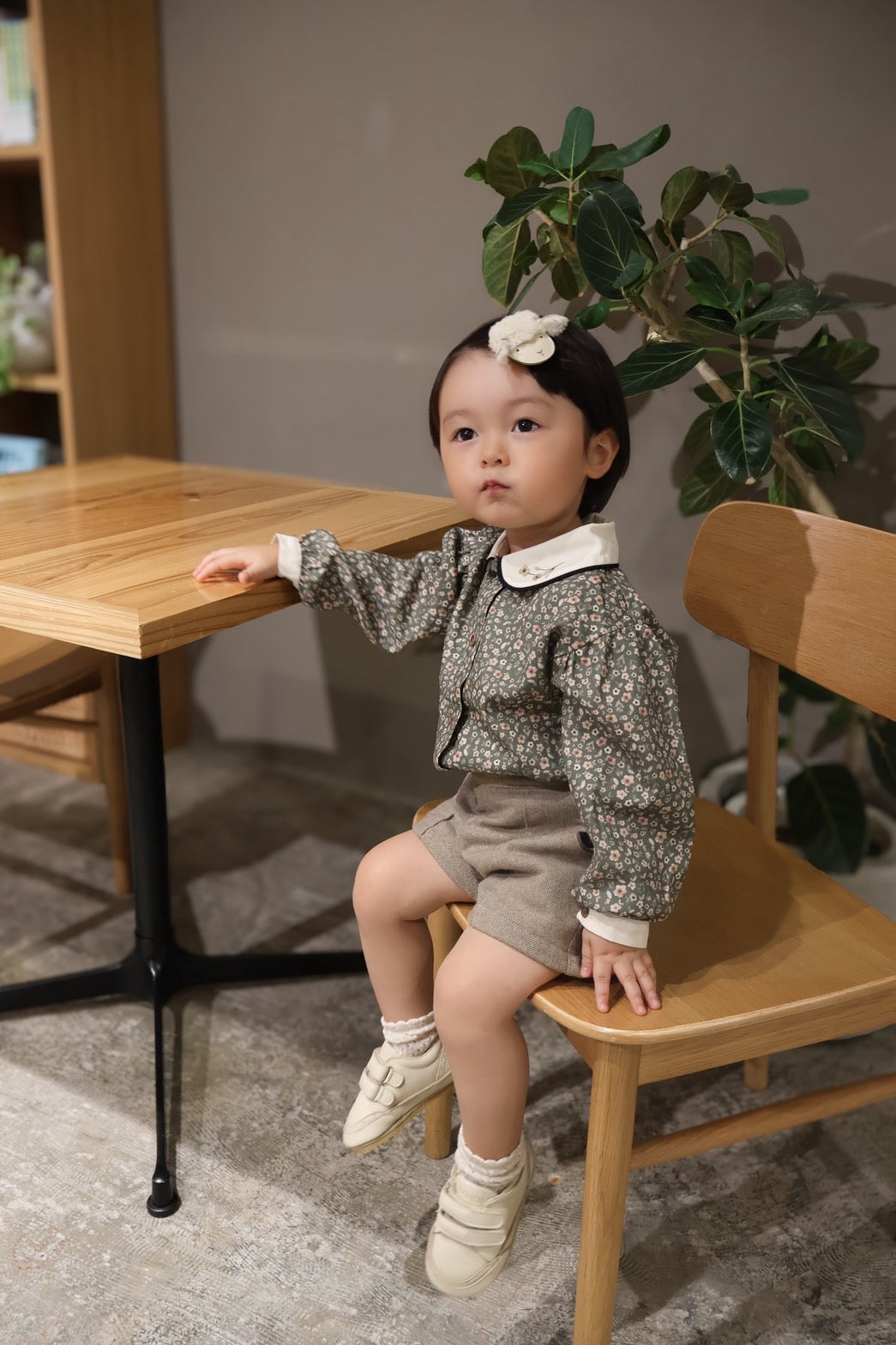 (送料無料)popelin / Green flower print shirt with baby collar and puffed sleeves