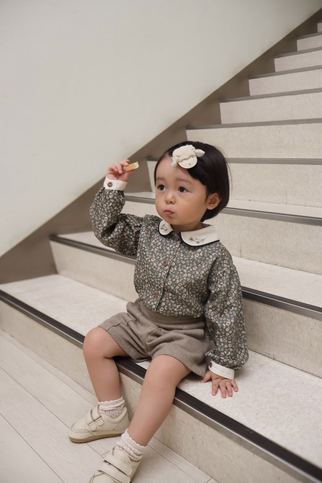 (送料無料)popelin / Green flower print shirt with baby collar and puffed sleeves
