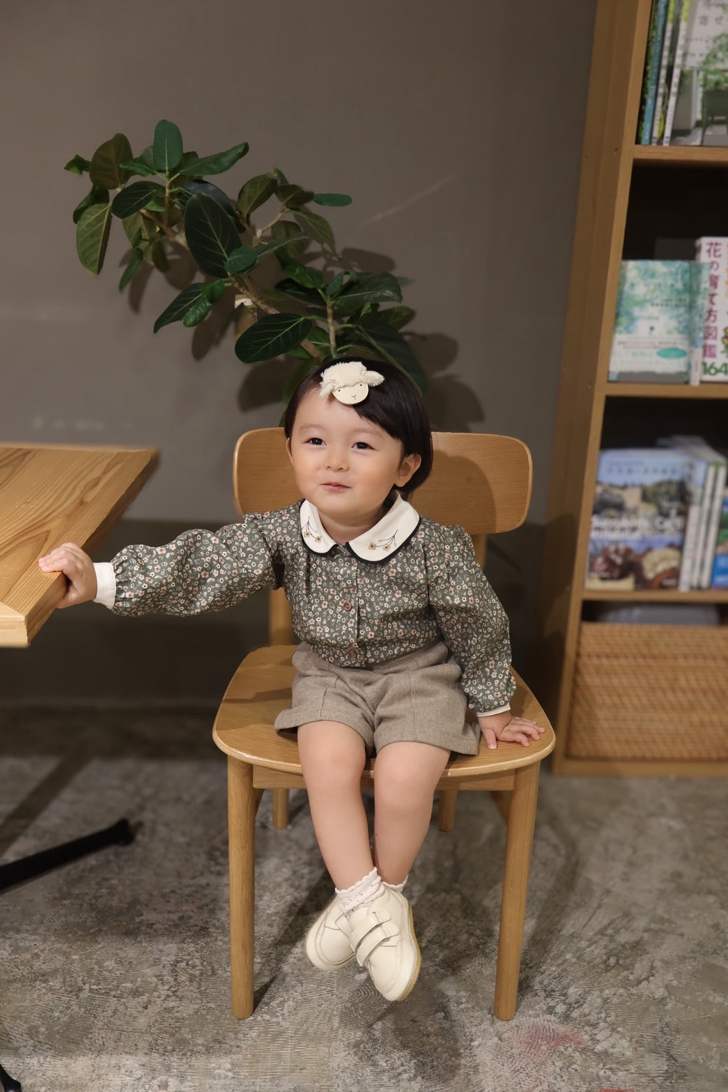 (送料無料)popelin / Green flower print shirt with baby collar and puffed sleeves