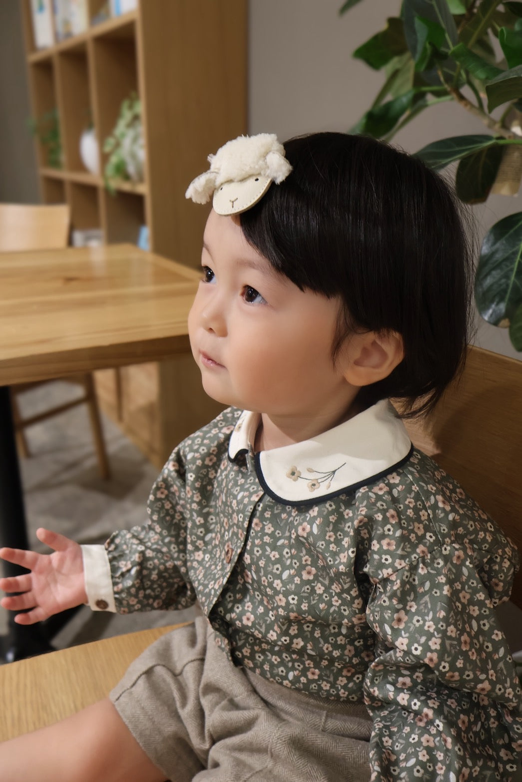 (送料無料)popelin / Green flower print shirt with baby collar and puffed sleeves
