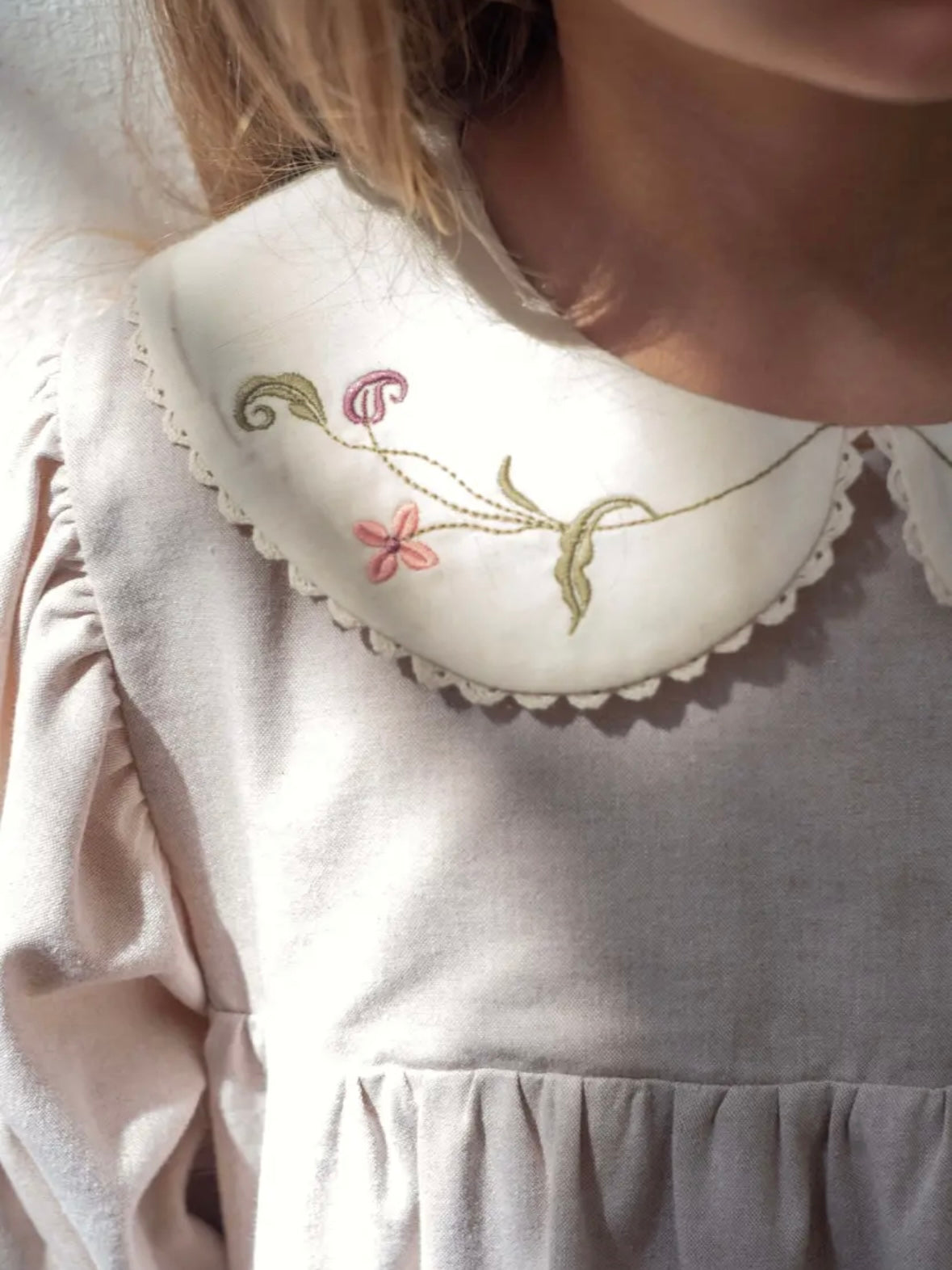 Popelin / Sand dress with embroidered baby collar