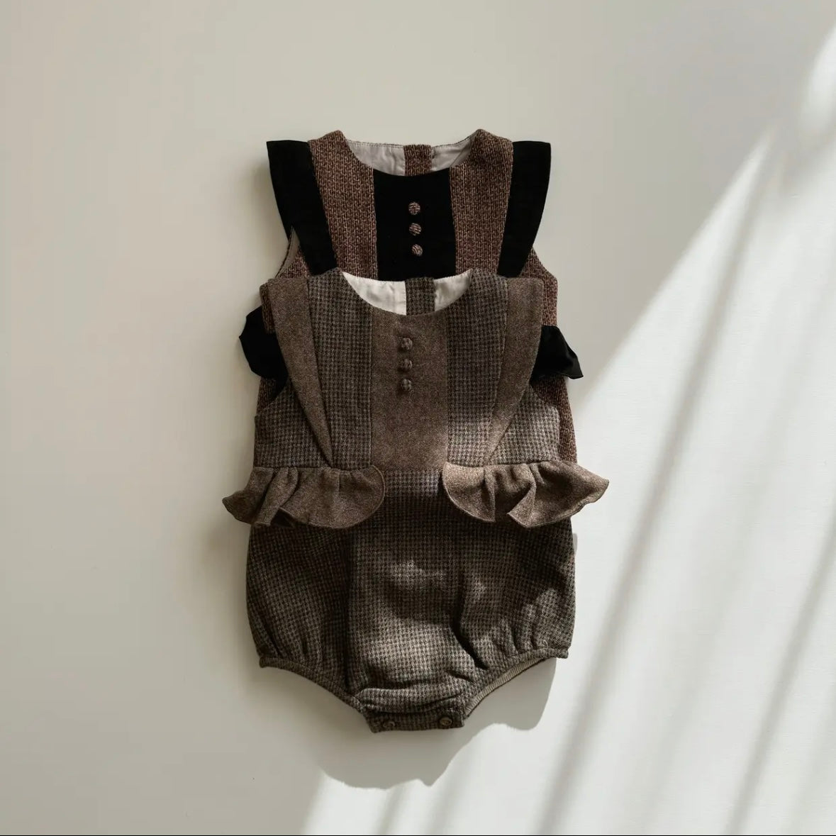 Popelin / Multi-coloured woollen romper suit with frill