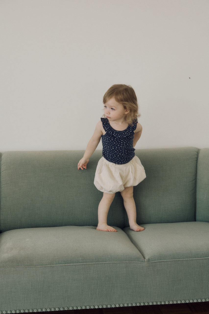 (予約) inné / ruffled sleeveless (navy)