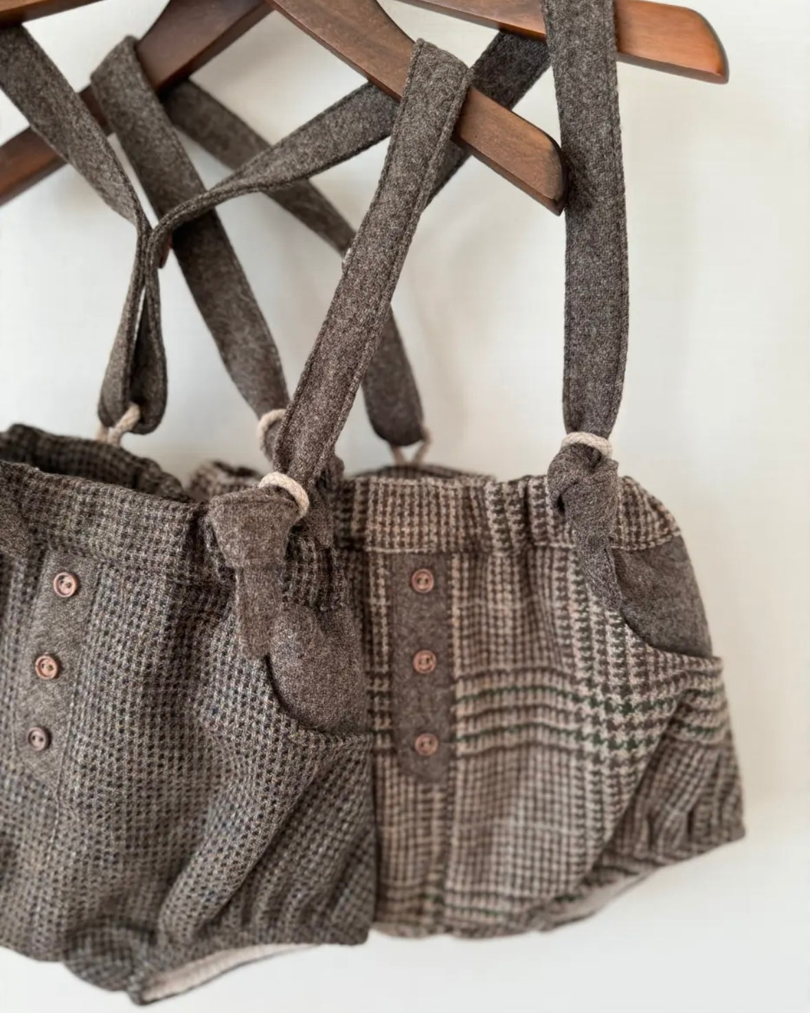 Popelin / Multi-coloured woollen culotte with removable straps and placket
