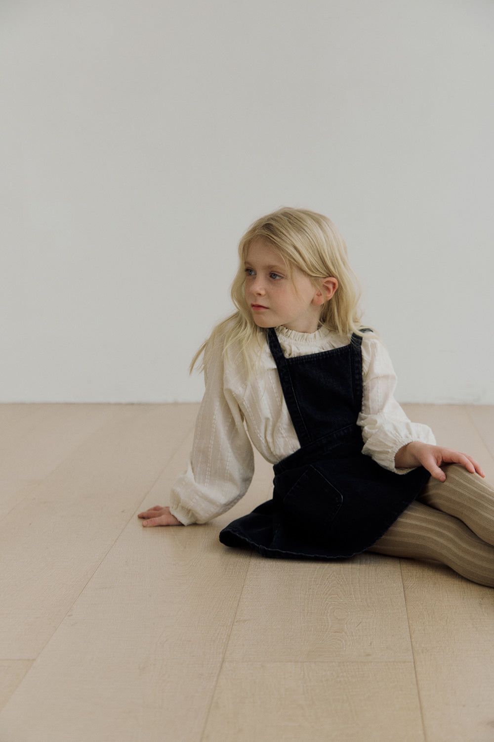 (予約) inné / Lia denim pinafore