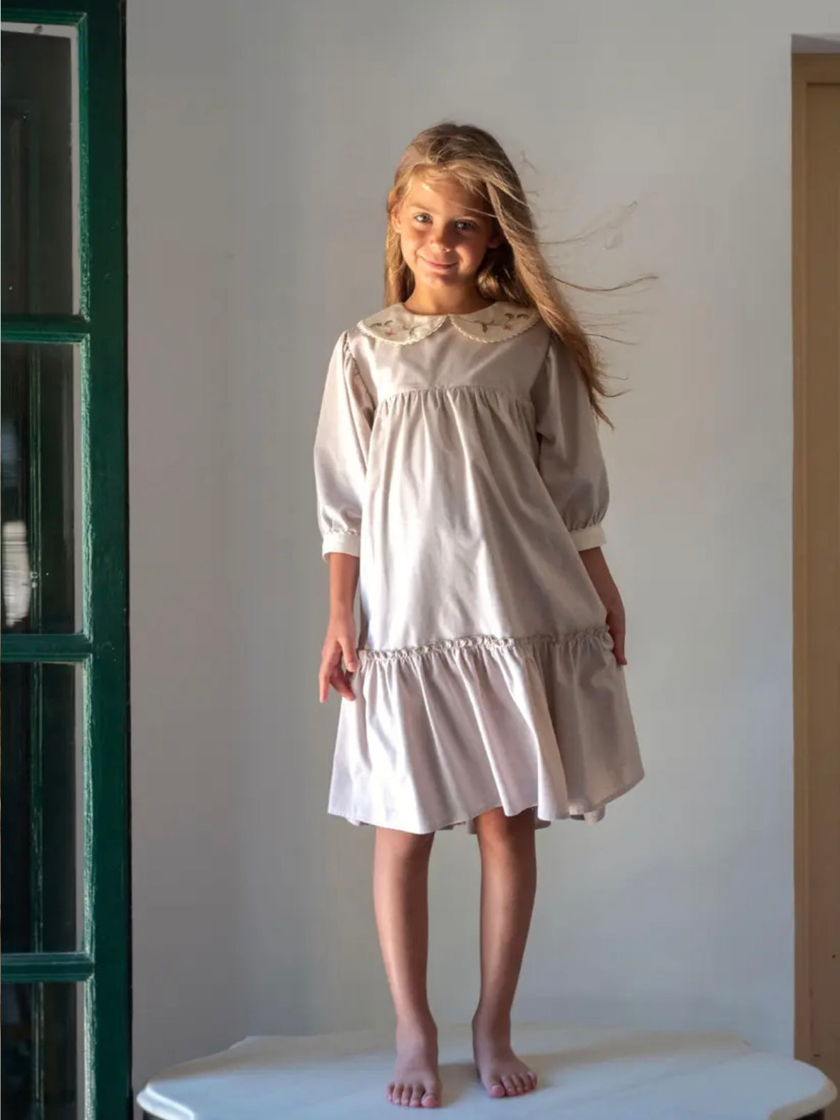 Popelin / Sand dress with embroidered baby collar