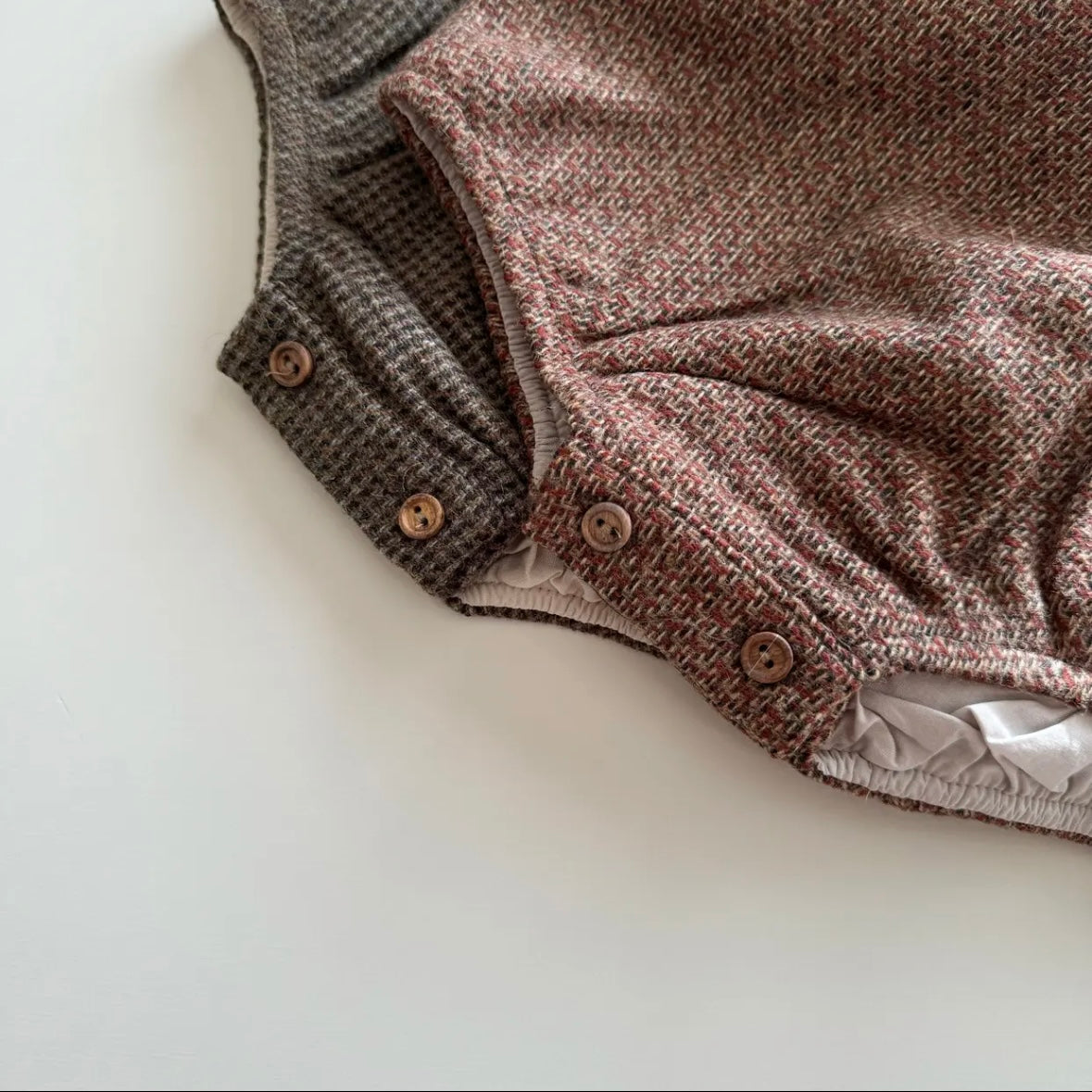 Popelin / Multi-coloured woollen romper suit with frill