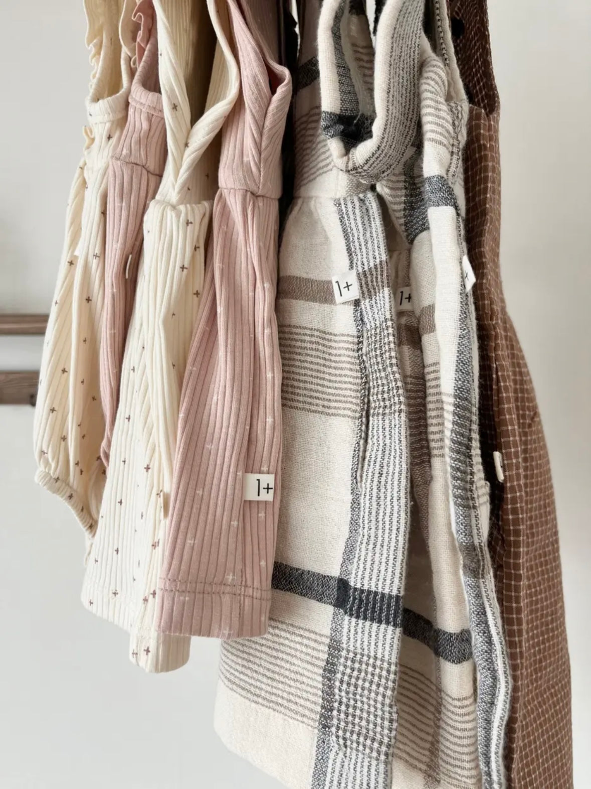 家庭中 1+ 人 / CINNIA NUDE