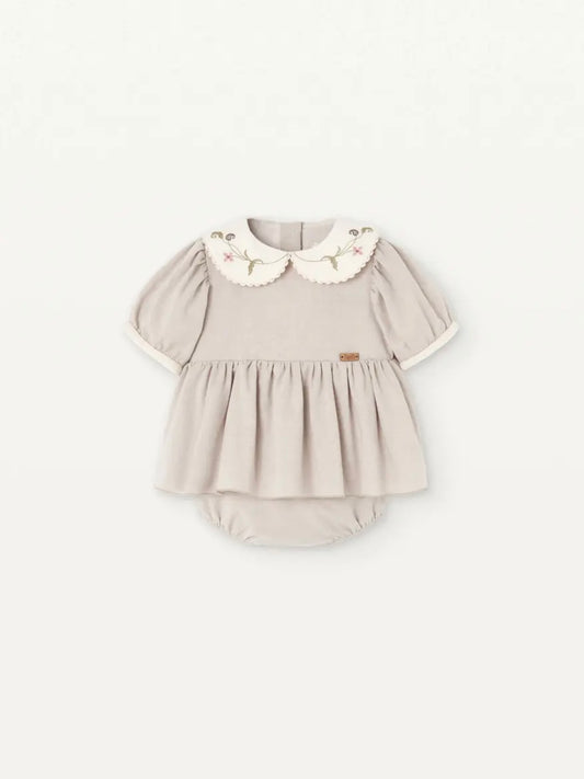 Popelin / Sand romper suit with baby collar