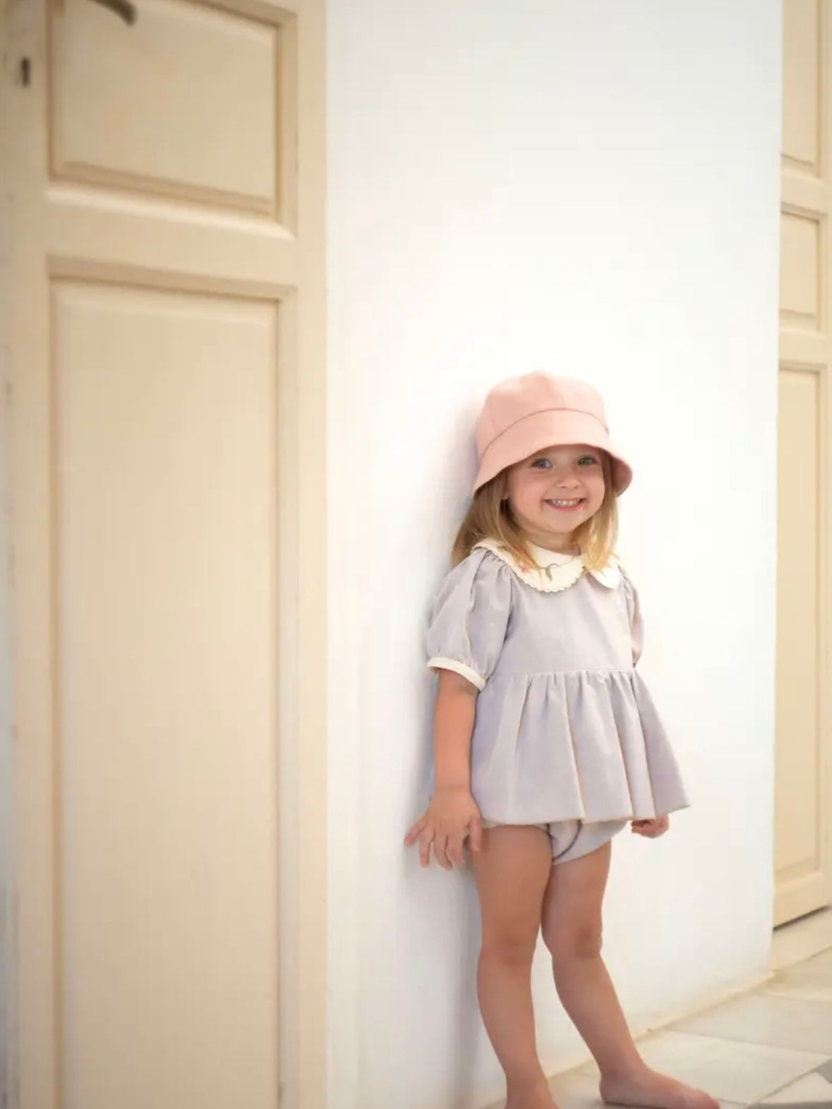 Popelin / Sand romper suit with baby collar