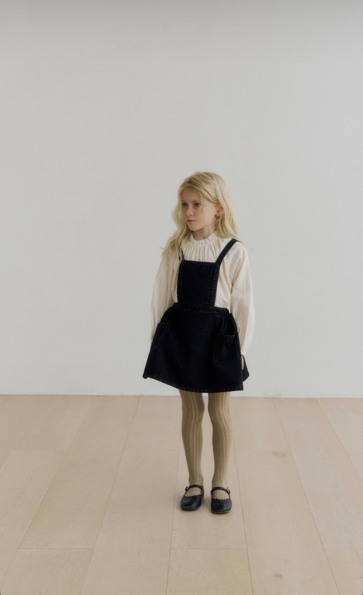 (予約) inné / Lia denim pinafore