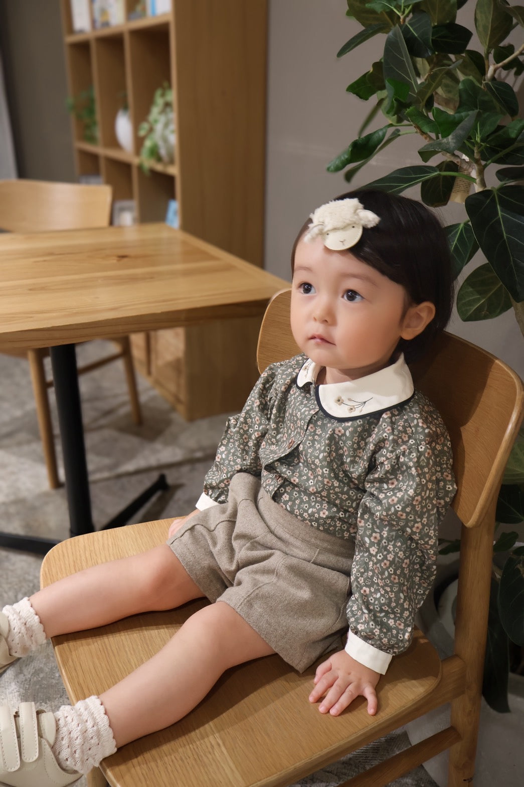 (送料無料)popelin / Green flower print shirt with baby collar and puffed sleeves