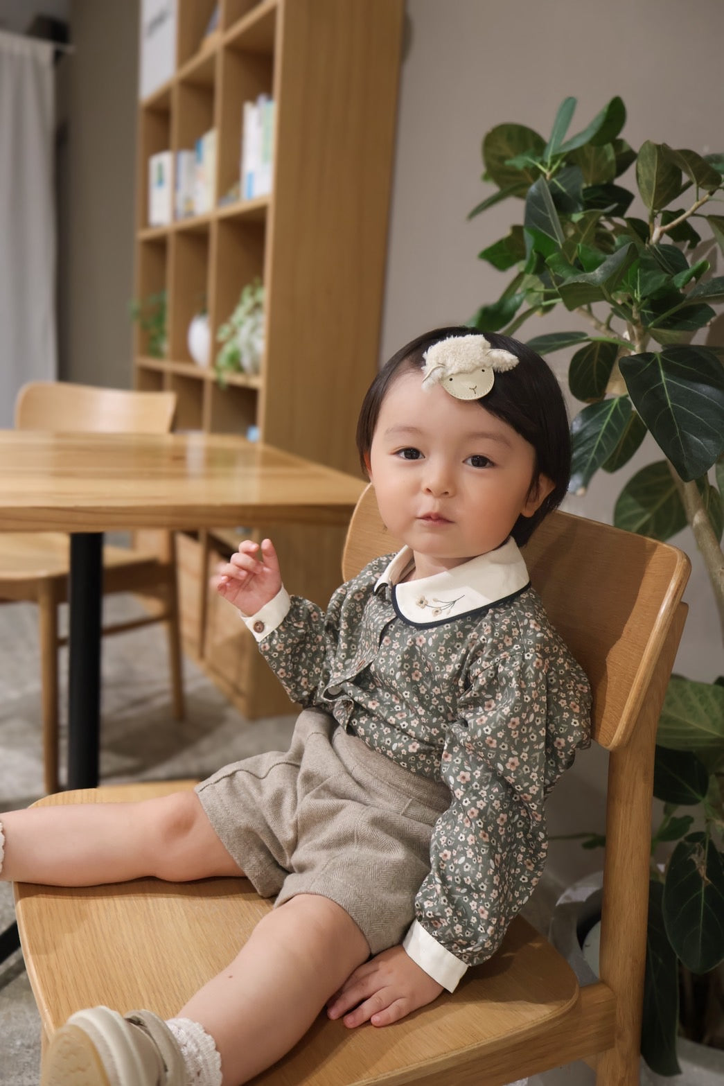 (送料無料)popelin / Green flower print shirt with baby collar and puffed sleeves