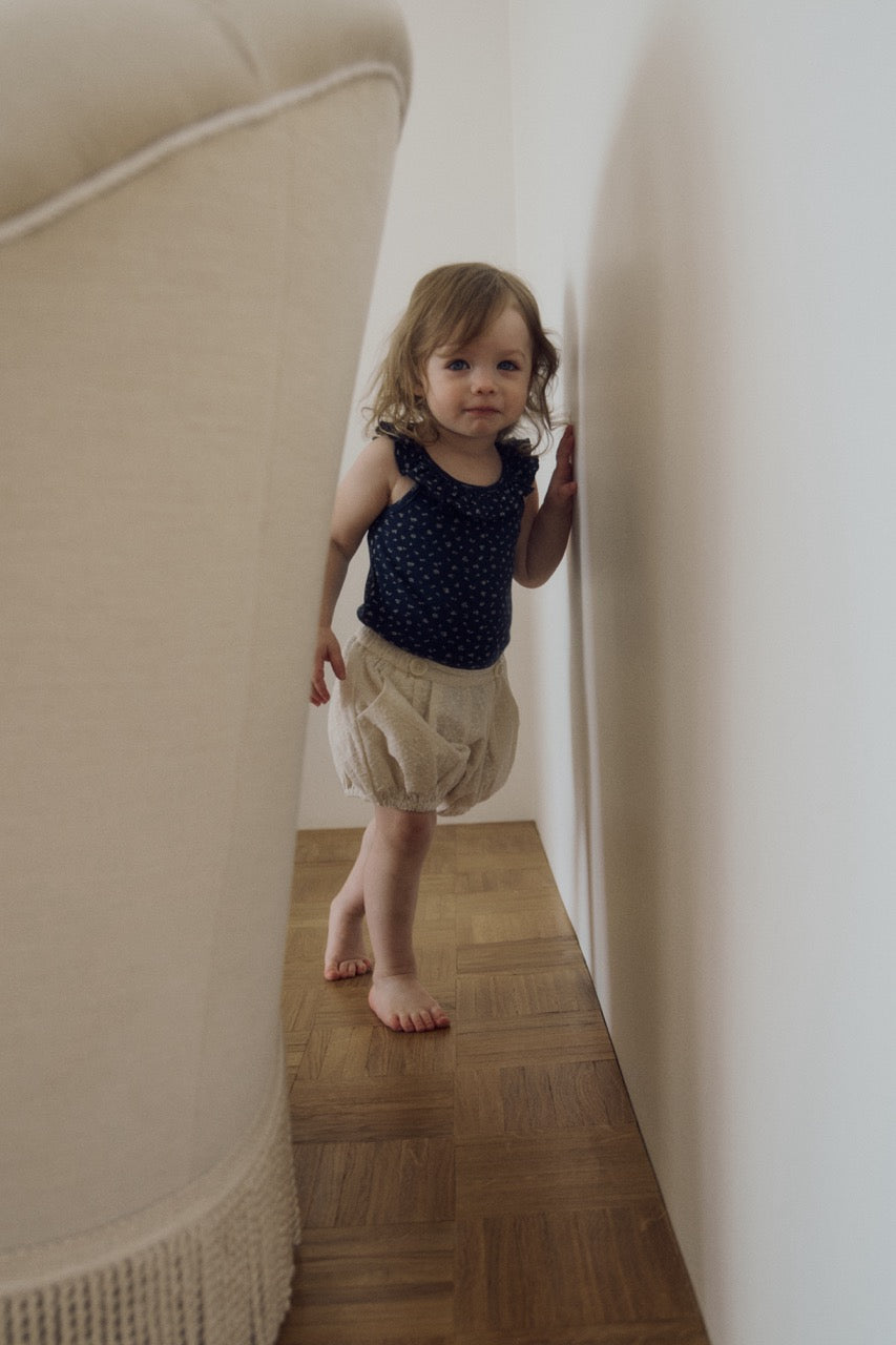 (予約) inné / ruffled sleeveless (navy)