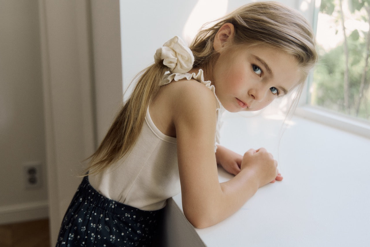 (予約) inné / ruffled sleeveless (born)
